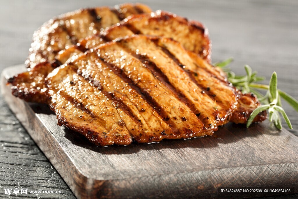 美味烤牛排置于木砧板上