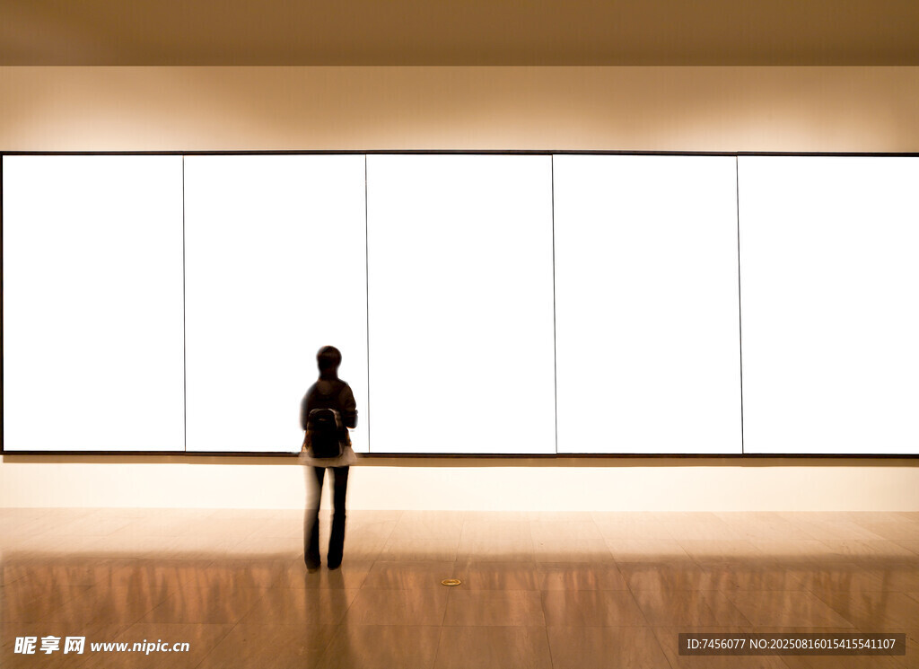 展厅中独自赏画的身影