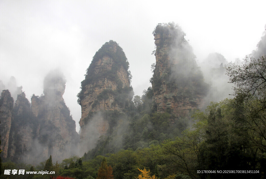 云雾缭绕的奇幻山峰