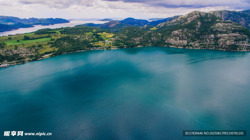 美丽的湖光山色景观