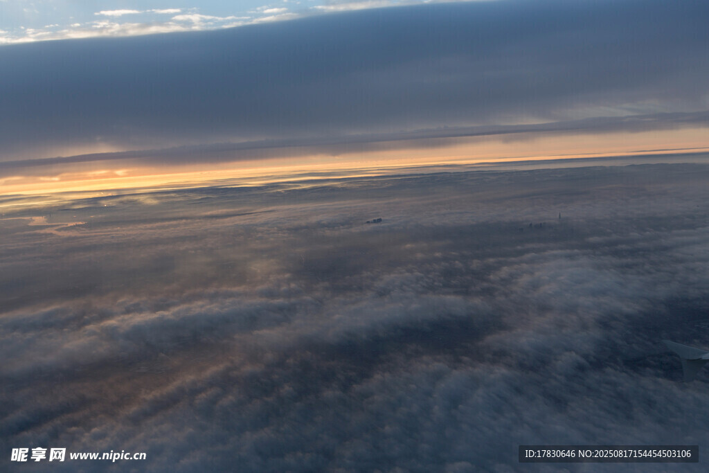 高空俯瞰壮丽云海景观