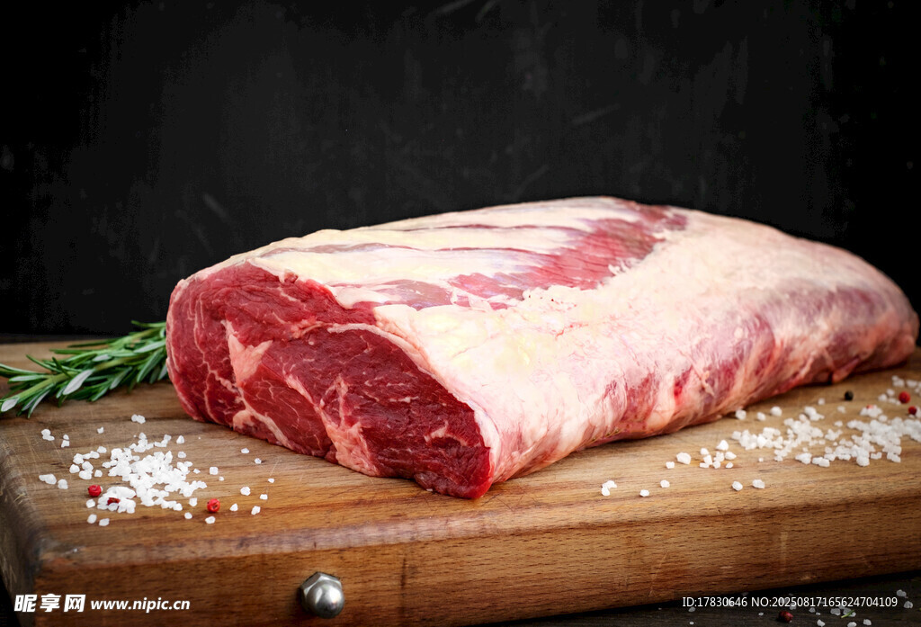 新鲜生牛肉置于砧板上