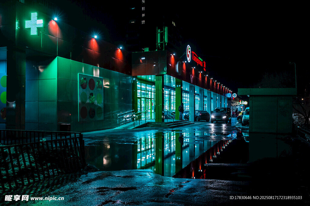 夜晚河畔璀璨灯光倒影