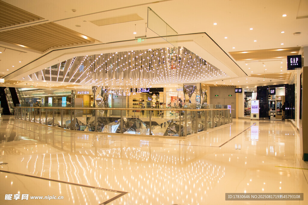 豪华商场内部精致空间