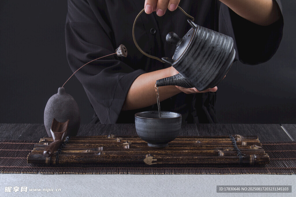 传统茶艺表演瞬间