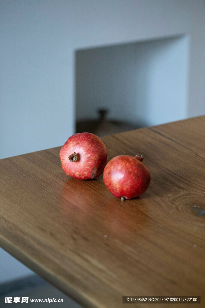 木桌上的三颗新鲜红石榴