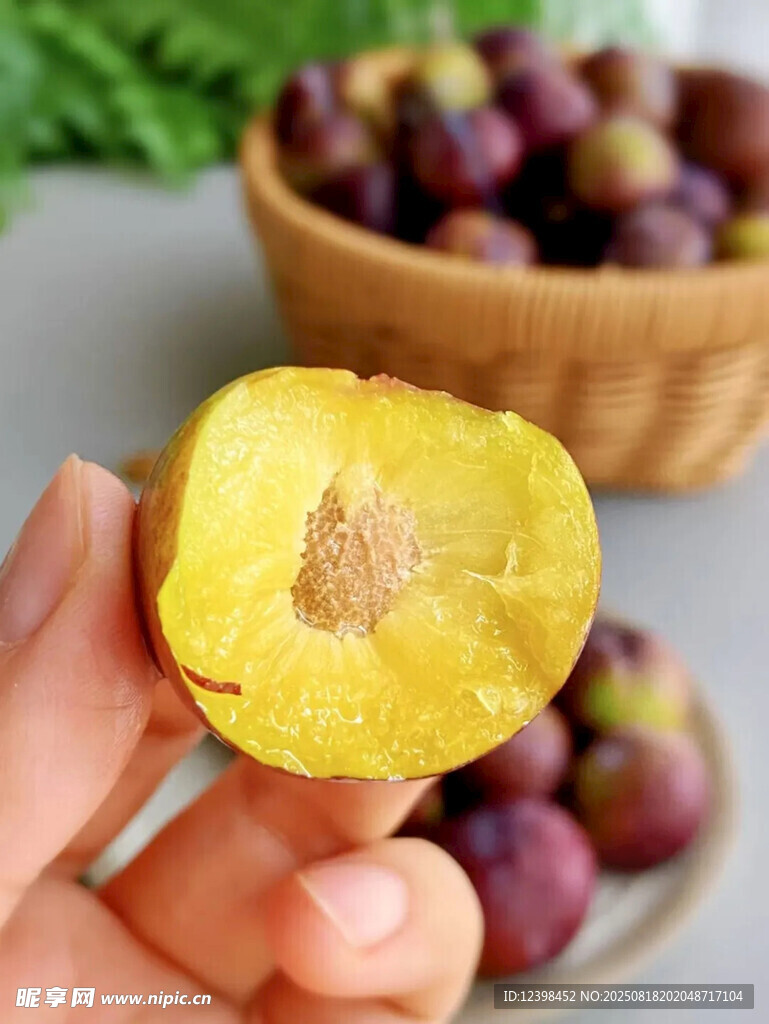手捧黄心新鲜李子