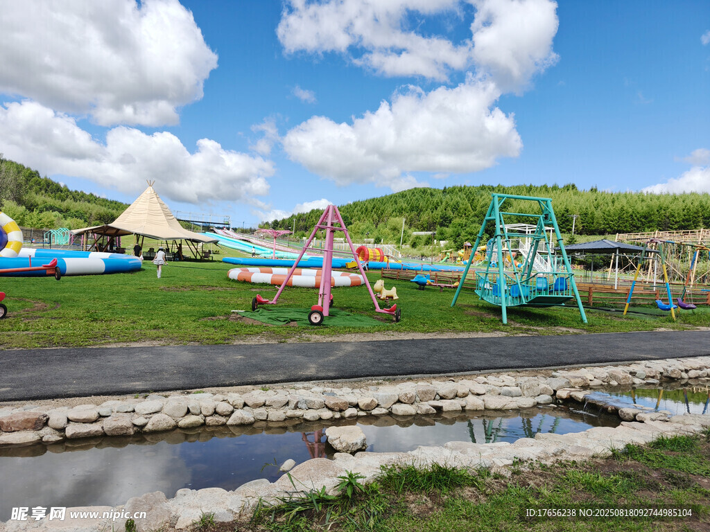 户外多彩游乐场景