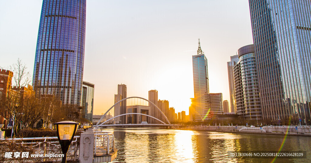 城市河畔夕阳下的摩天大楼