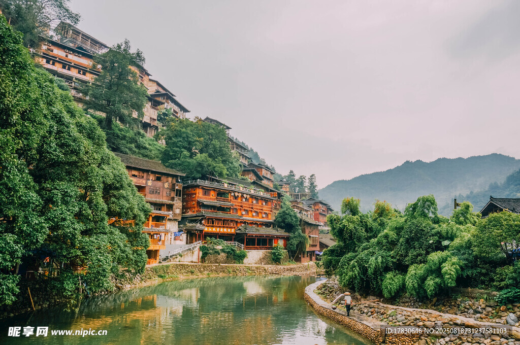 依山傍水的古朴村落景观