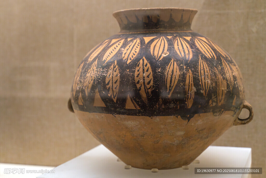 远古彩陶纹饰陶罐