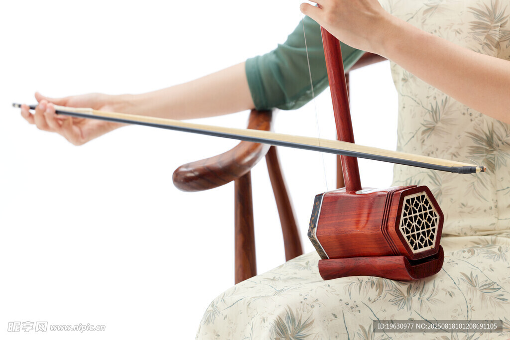 女子持二胡专注演奏