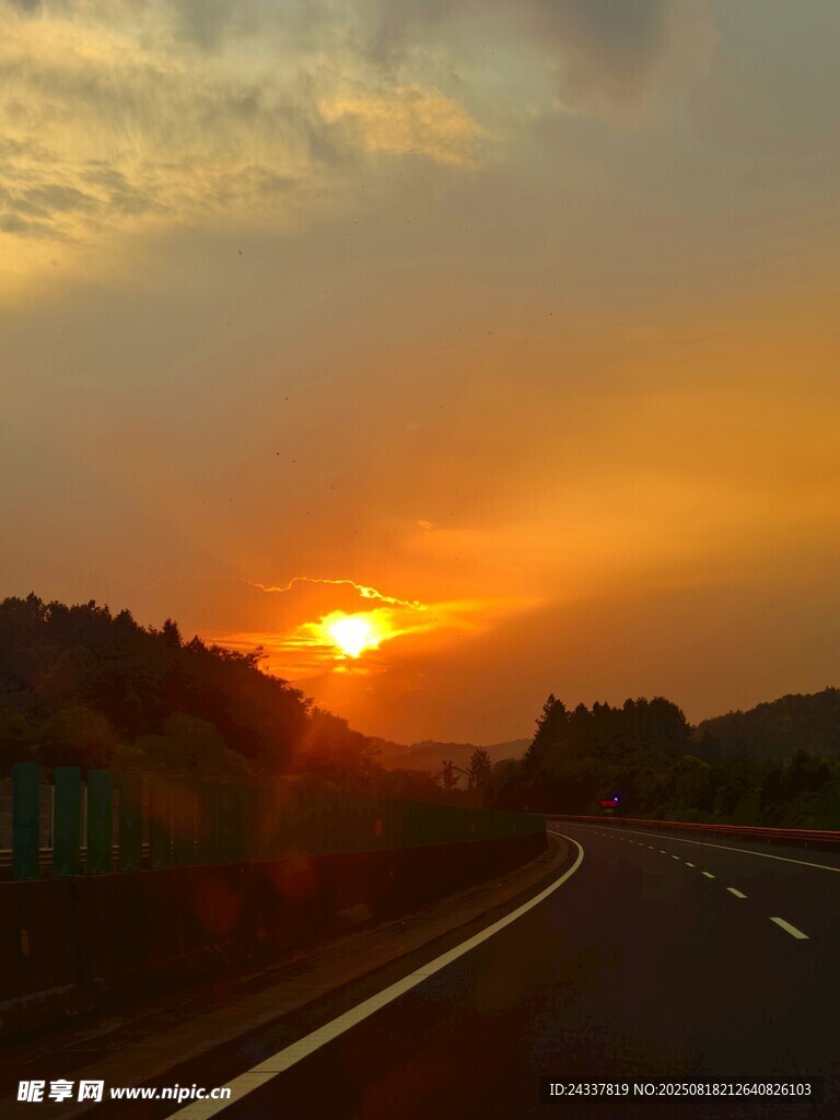 公路上的绝美落日风光