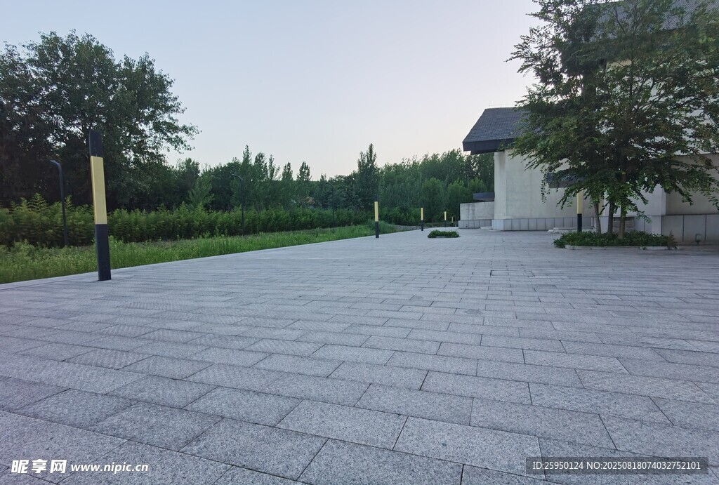 宁静的户外砖石铺就庭院