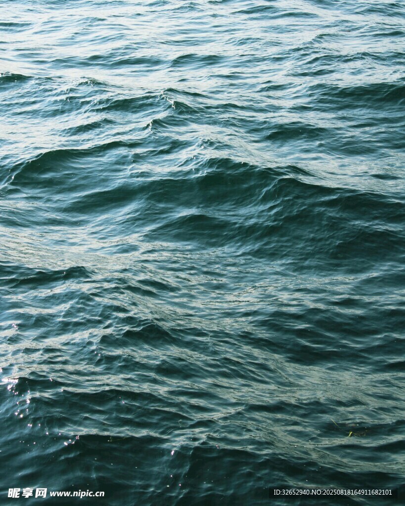 碧波荡漾的海面