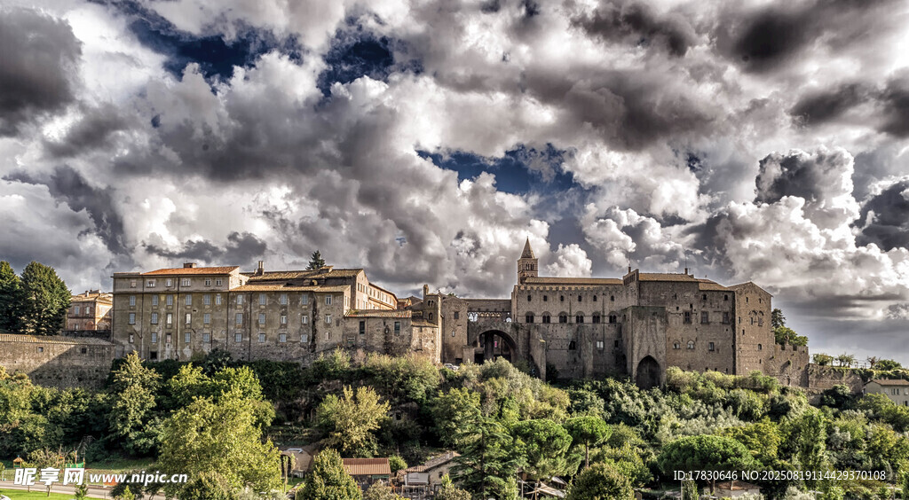 宏伟城堡矗立云雾之下
