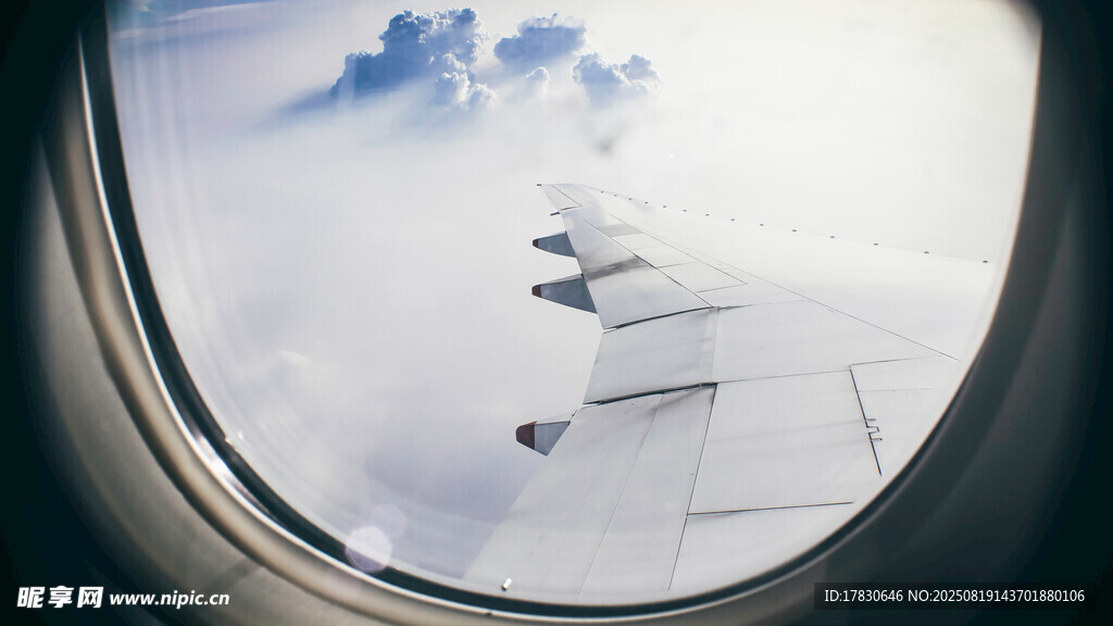 机窗外的机翼与云海景观