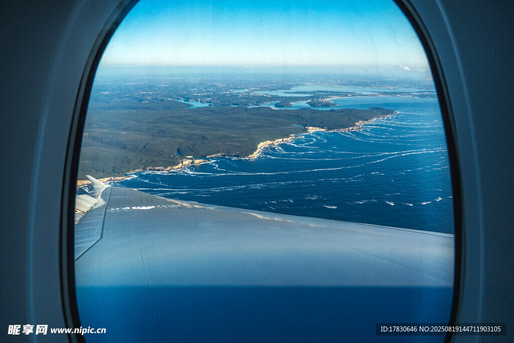 机窗视角下的壮丽海洋景观