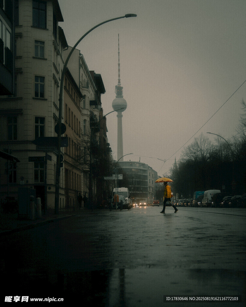 雨中城市街道骑行者