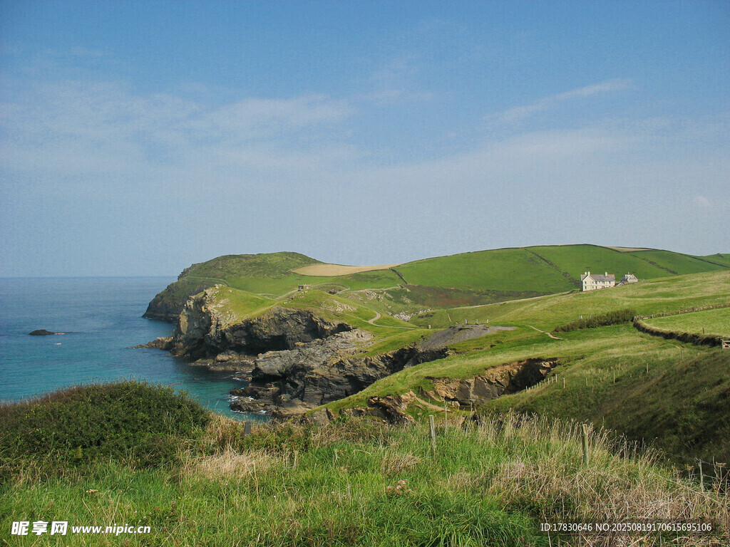 海岸边的翠绿山丘与碧海