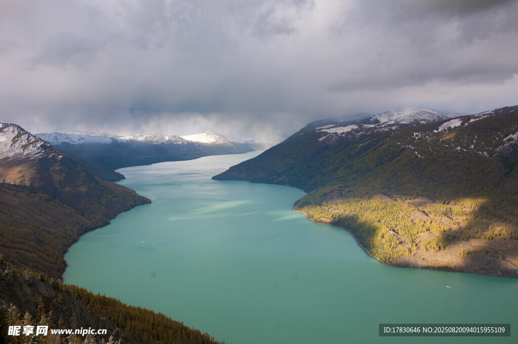高山环绕的碧绿湖泊美景