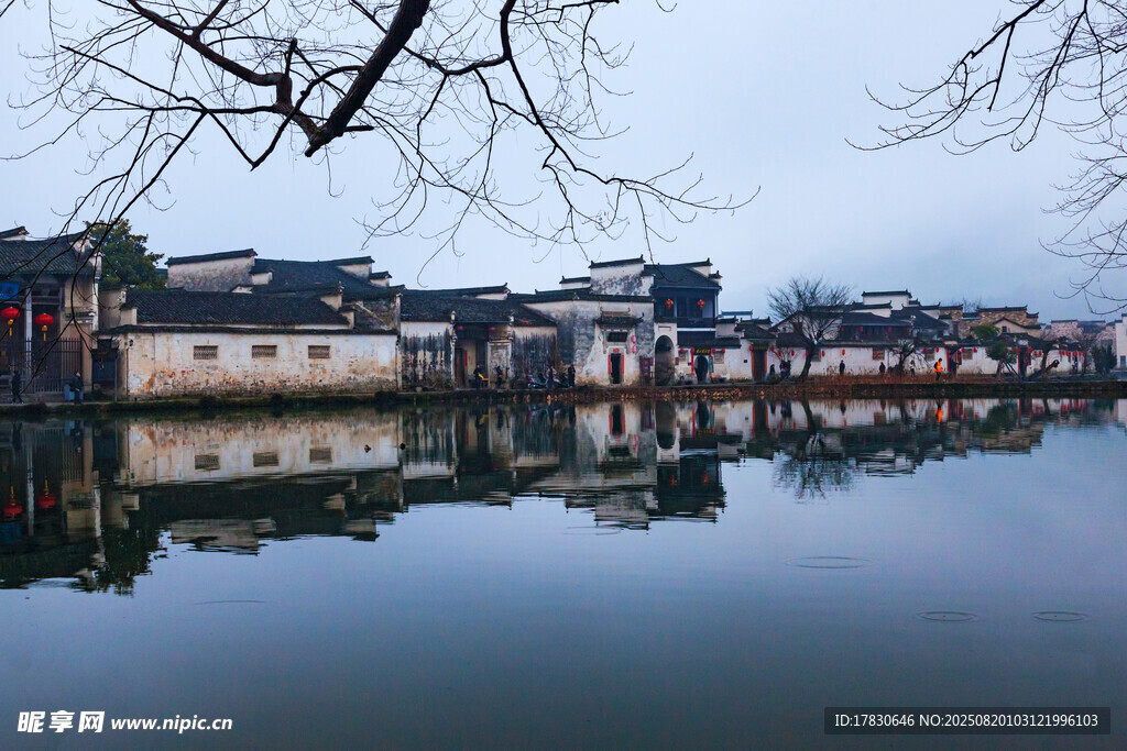 江南水乡静谧湖面倒影景