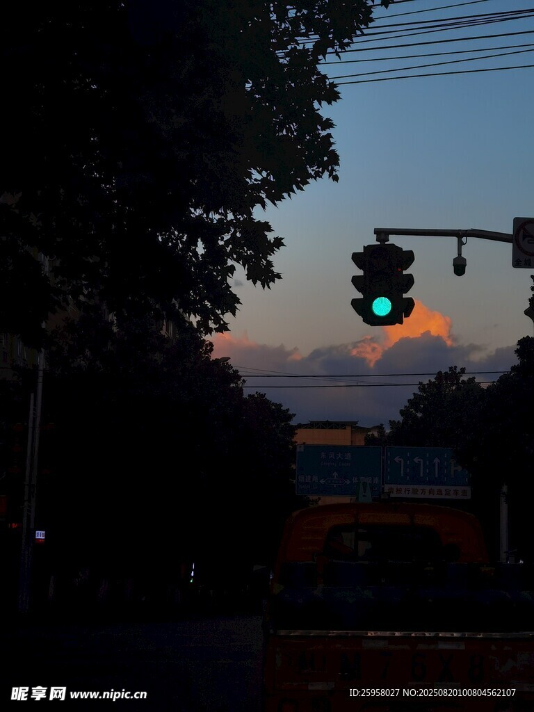 夜 绿灯