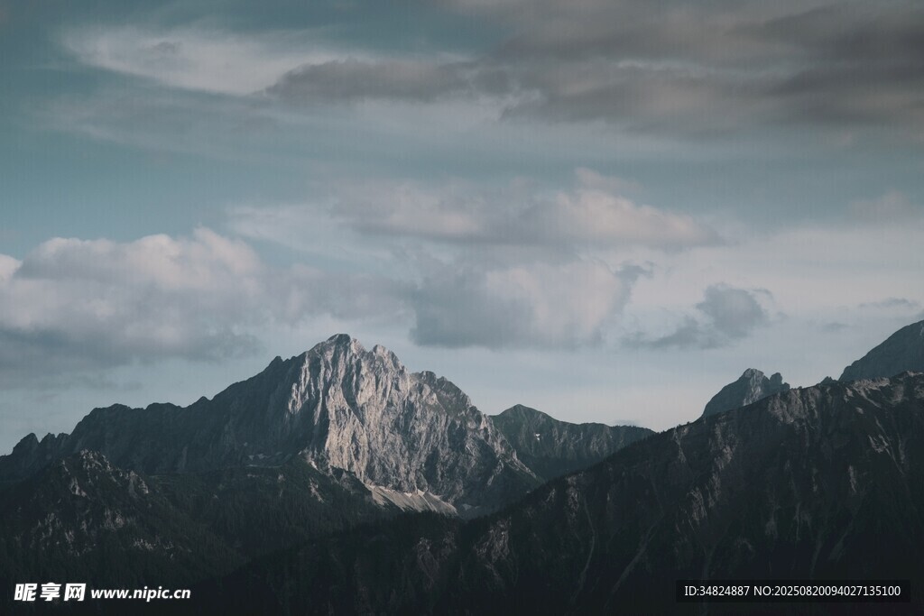 巍峨山峦云雾缭绕之景