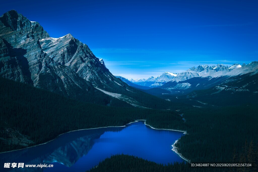 壮丽山水间的静谧湖泊