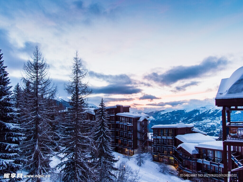 雪覆山林中的山间建筑