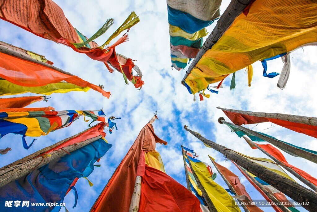 仰望五彩经幡