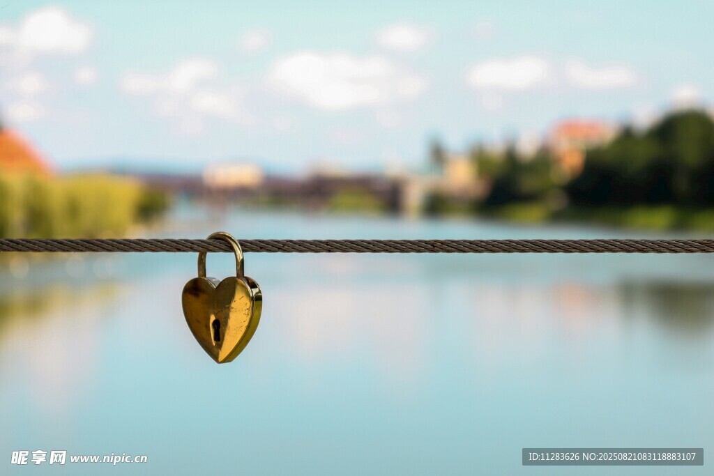 爱心锁悬于河畔美景前