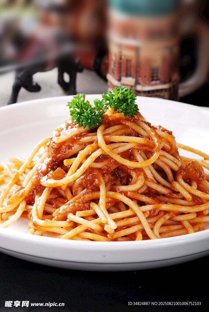 美味意大利面摆放在盘中