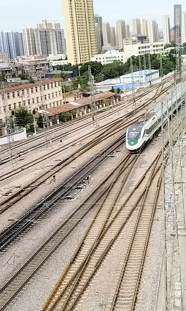 城市铁轨上行驶的列车