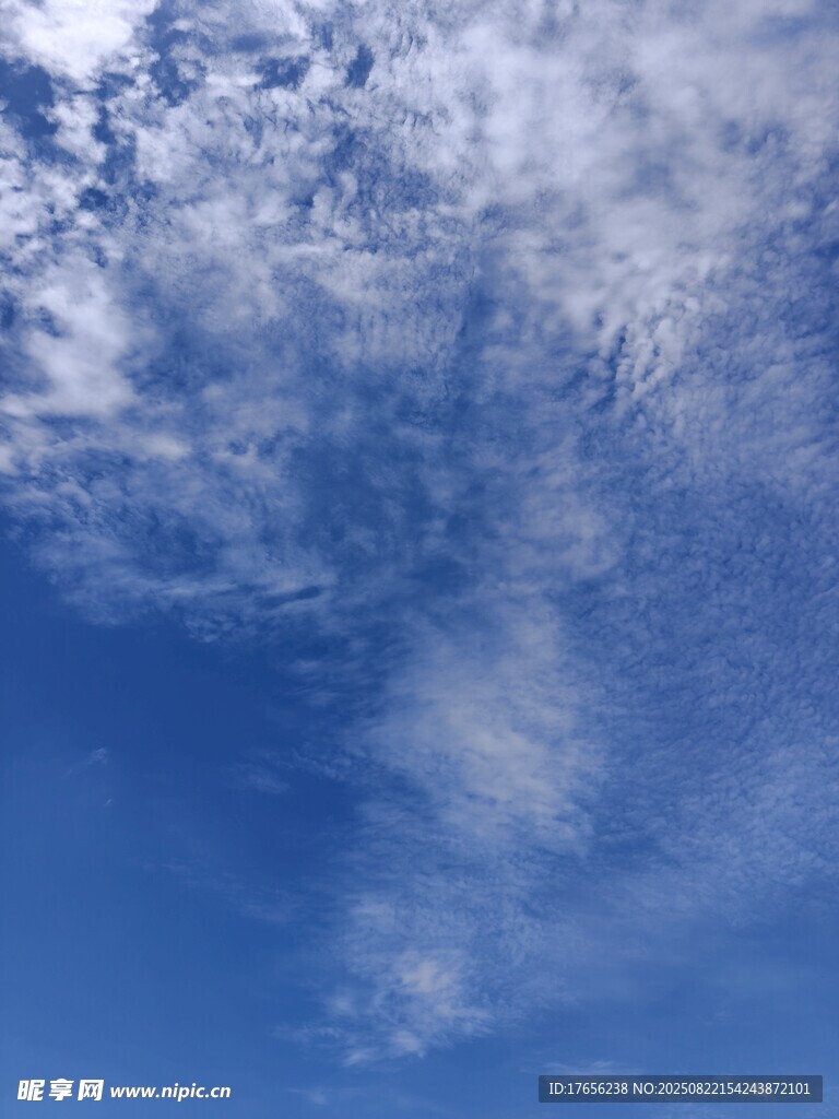 蓝天中的轻盈云朵