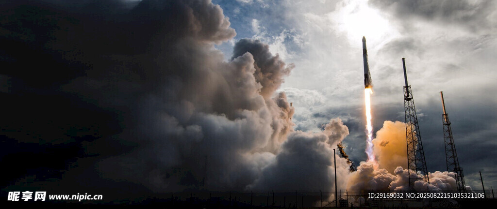 火箭发射瞬间冲破云层