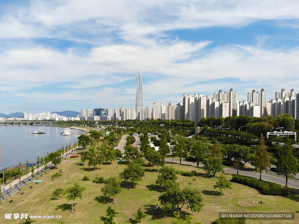 城市河畔绿地风光