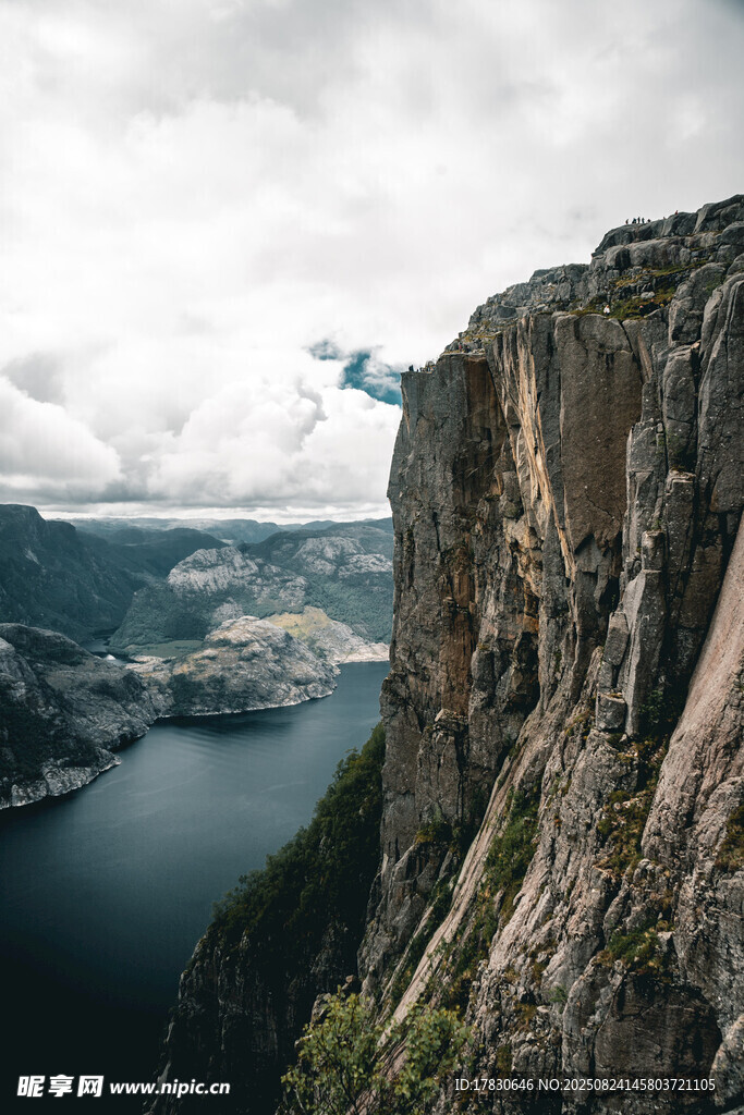 悬崖边的壮丽山水景观