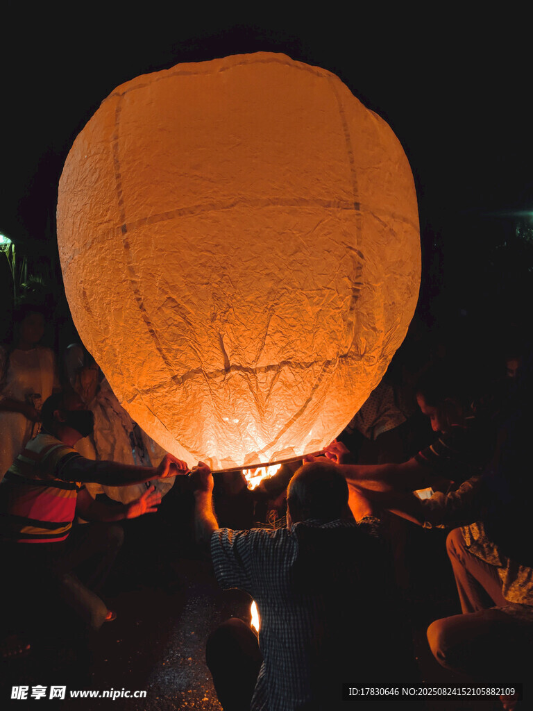 放飞孔明灯的温馨场景