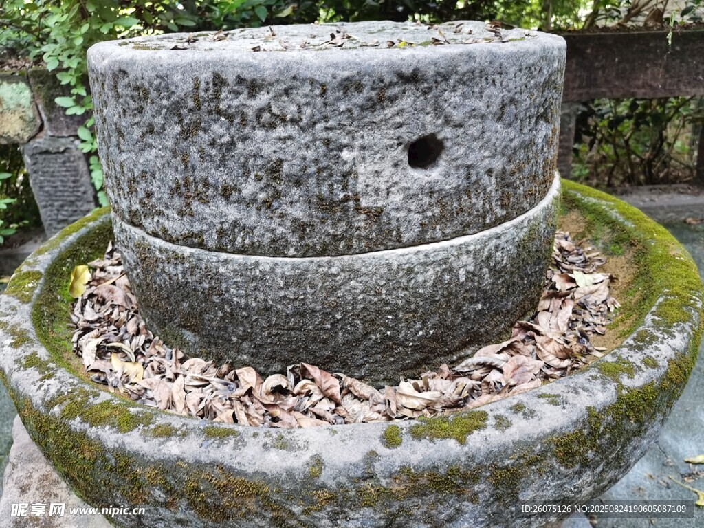 古老石磨细节特写