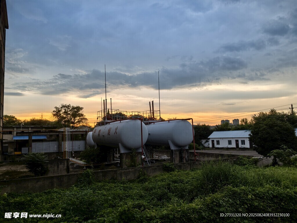黄昏下的乡村油罐场景