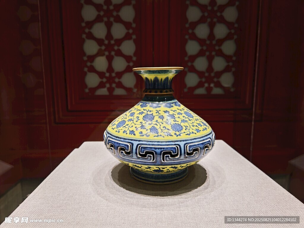 故宫博物院多彩花纹陶瓷花瓶