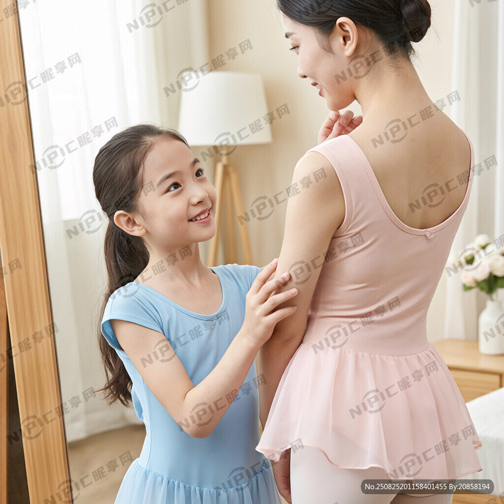 一个女孩笑着鼓励妈妈穿上新买的