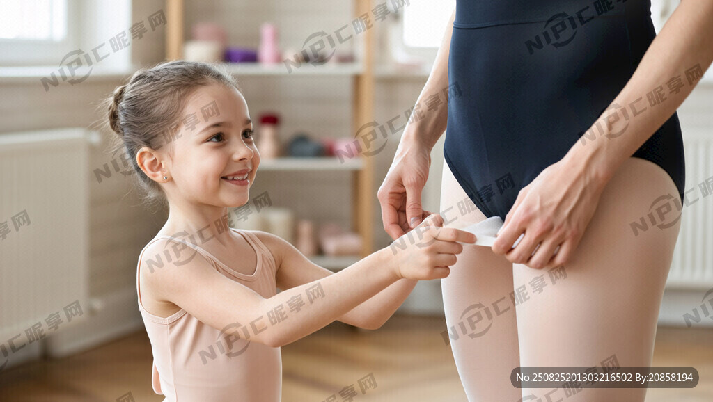 一个女孩笑着鼓励妈妈穿上新买的