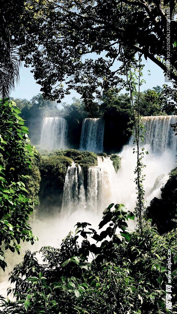 伊瓜苏瀑布的壮丽自然景观