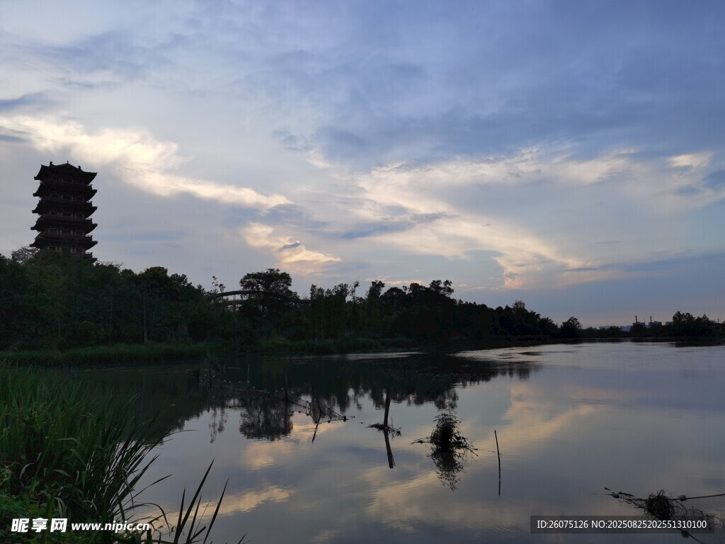 湖畔晚霞中的静谧风光