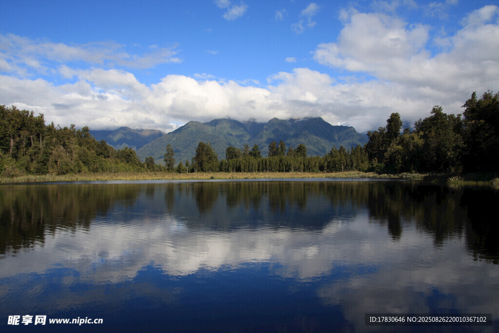 宁静山水湖景自然风光图