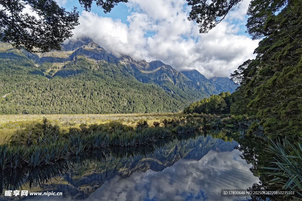 宁静山水间的自然美景