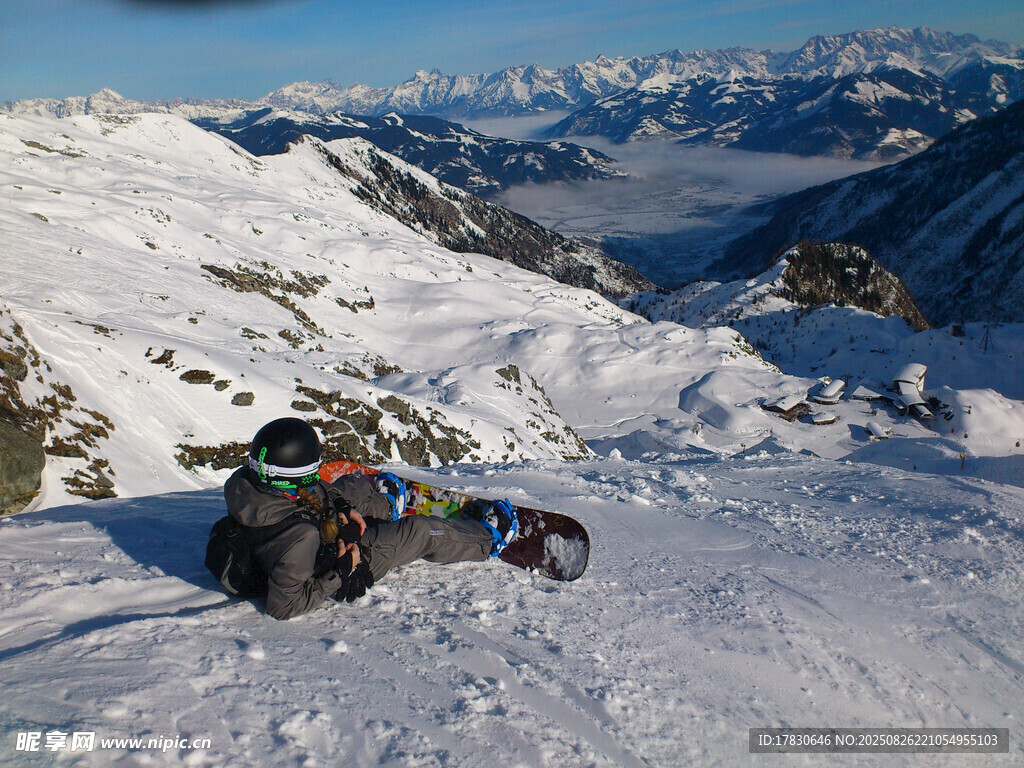 雪山旁的多彩车辆与美景
