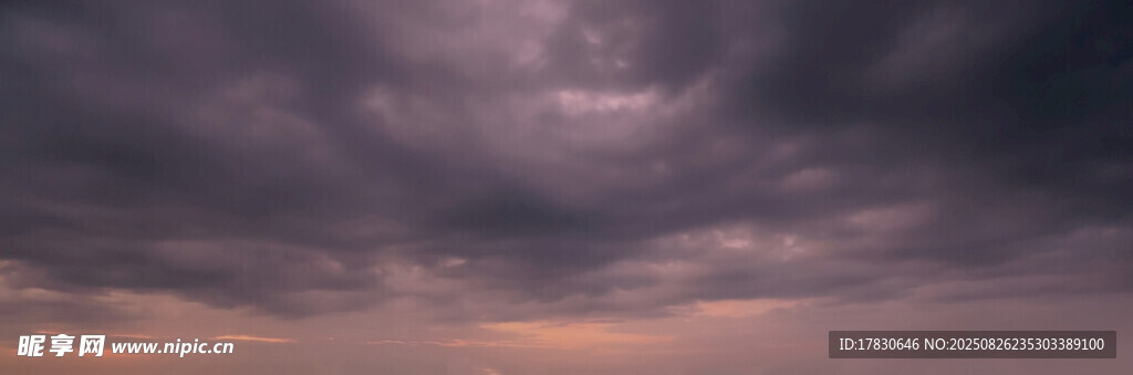 黄昏时分的阴沉天空